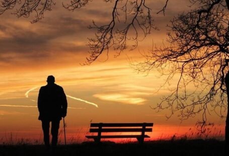 Anciano ante atardecer