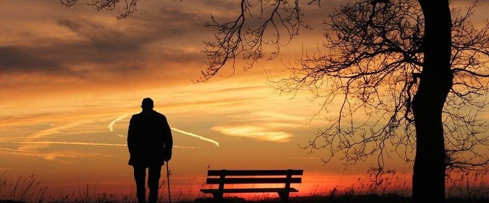 Anciano ante atardecer