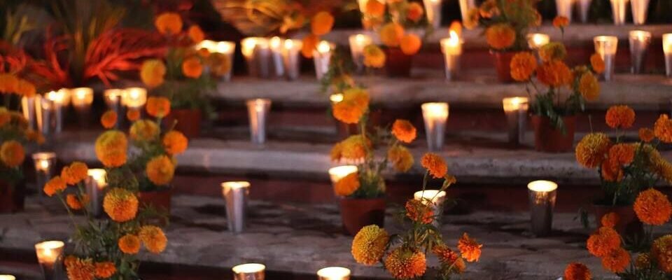 Altar de día de muertos para leer terror.